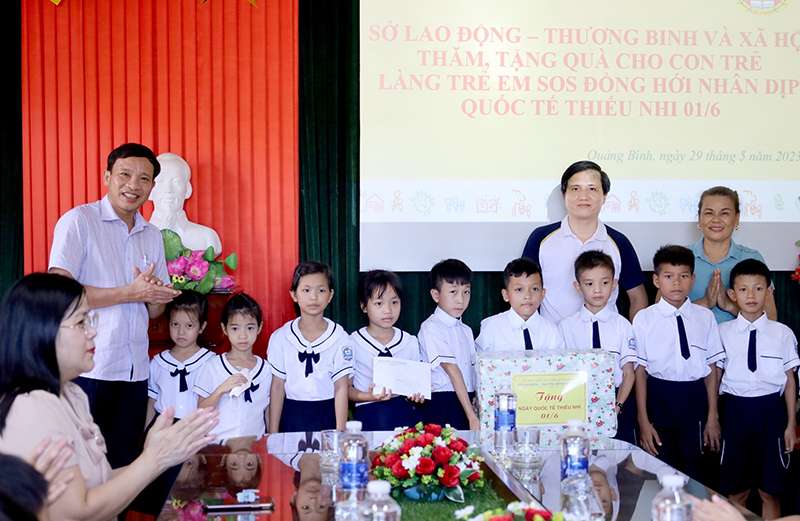 Đại diện lãnh đạo Sở Lao động-Thương binh và Xã hội trao quà cho các em nhỏ tại Làng trẻ SOS Đồng Hới.