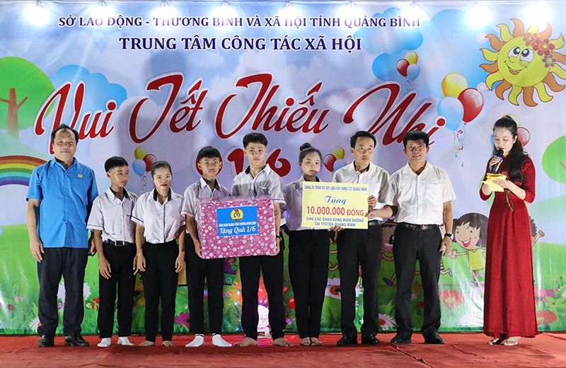 Nhiều tổ chức, đơn vị trao quà cho các em đang được chăm sóc, nuôi dưỡng tại trung tâm.