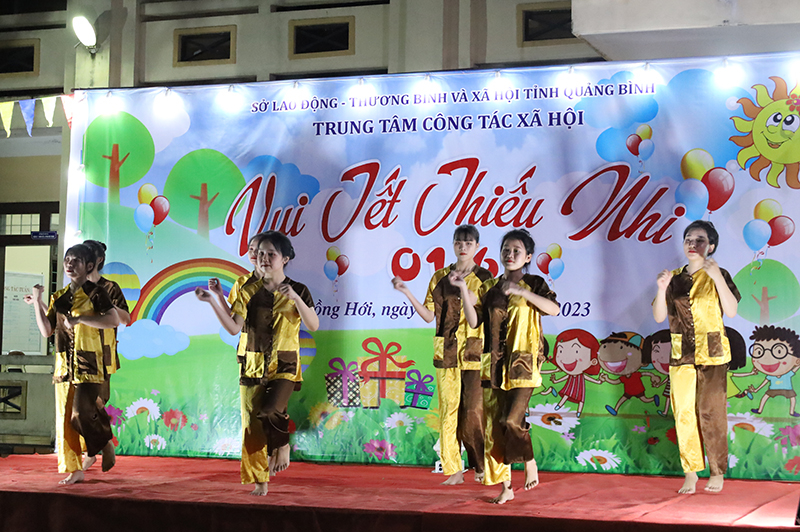 Chương trình văn nghệ do các em tại trung tâm biểu diễn. 