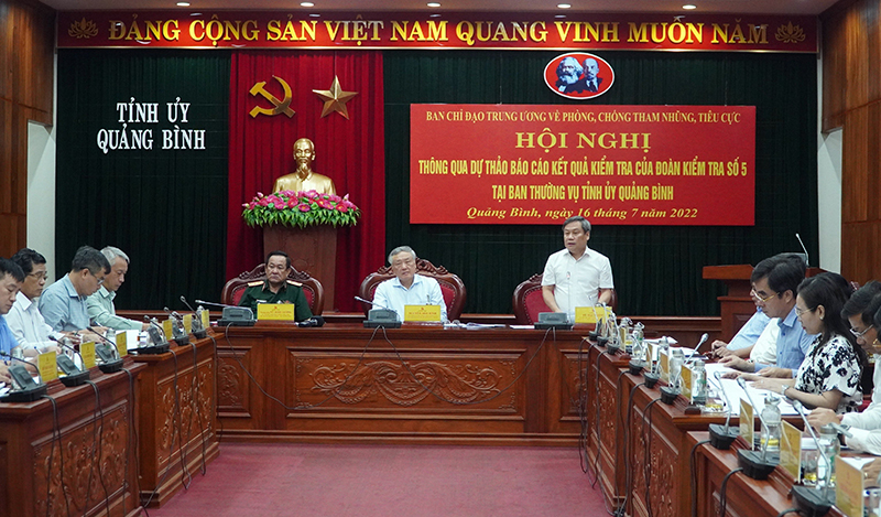Đồng chí Bí thư Tỉnh ủy Vũ Đại Thắng báo cáo tại buổi làm việc với đoàn công tác của đồng chí Nguyễn Hòa Bình, Ủy viên Bộ Chính trị, Bí thư Trung ương Đảng, Chánh án Tòa án nhân dân tối cao, Ủy viên Ban Chỉ đạo Trung ương về PCTN, TC.