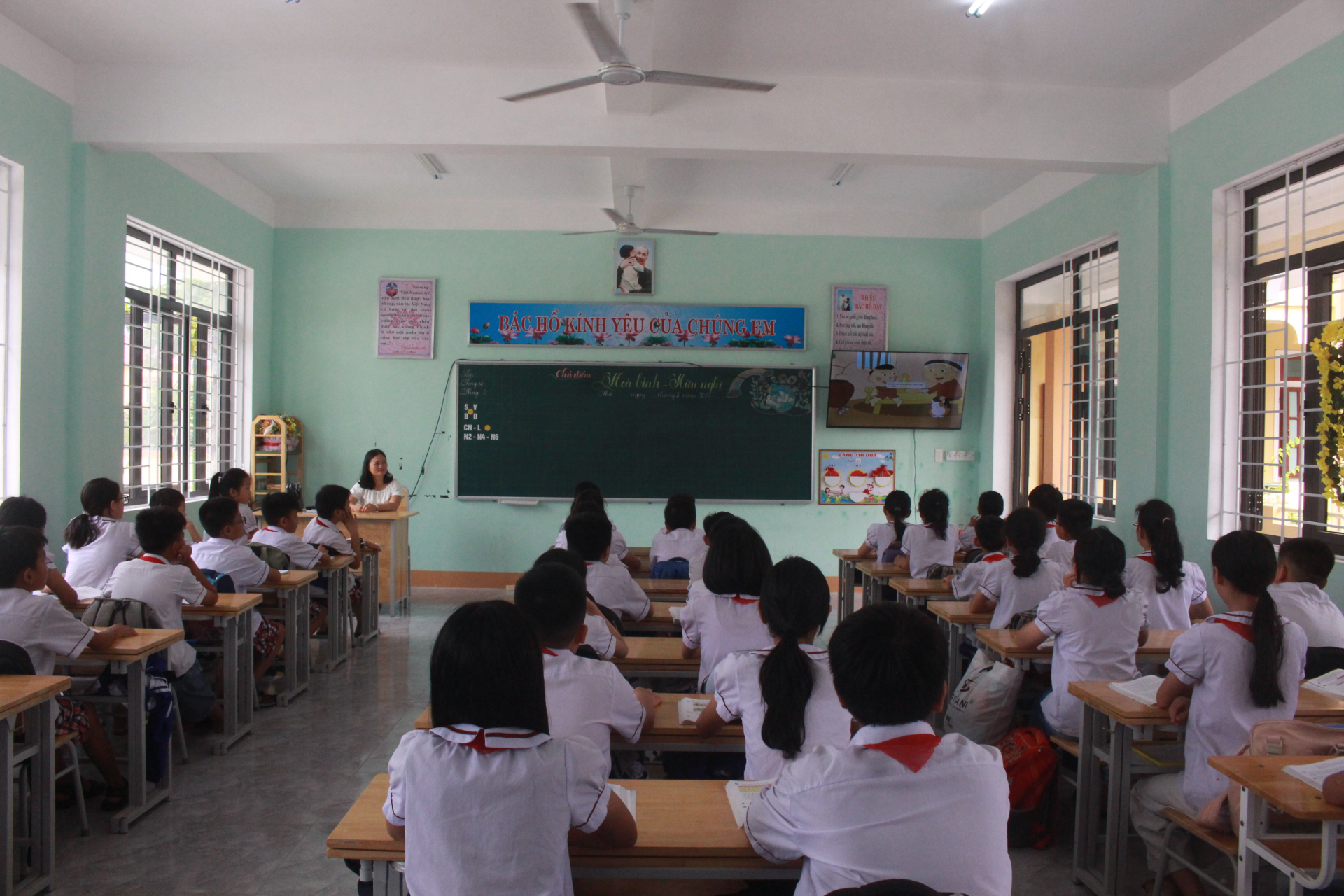 Học sinh Trường tiểu học số 1 Bắc Lý theo dõi phim hoạt hình.