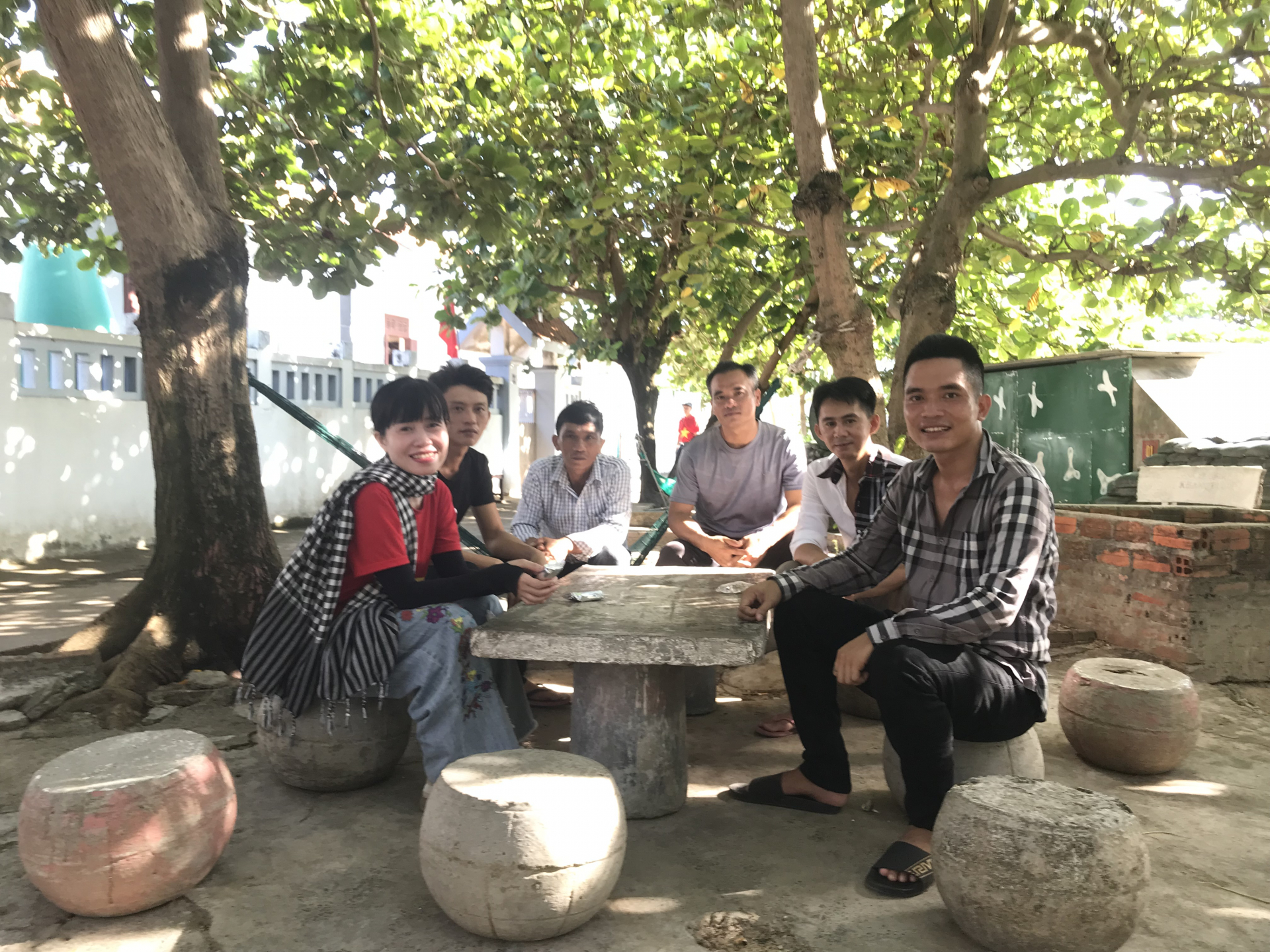 Tác giả với đại diện 5 gia đình trên đảo Trường Sa.
