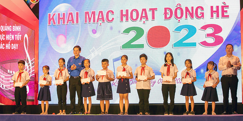Trao tặng 10 phần quà ý nghĩa cho các em thiếu nhi vượt khó. 