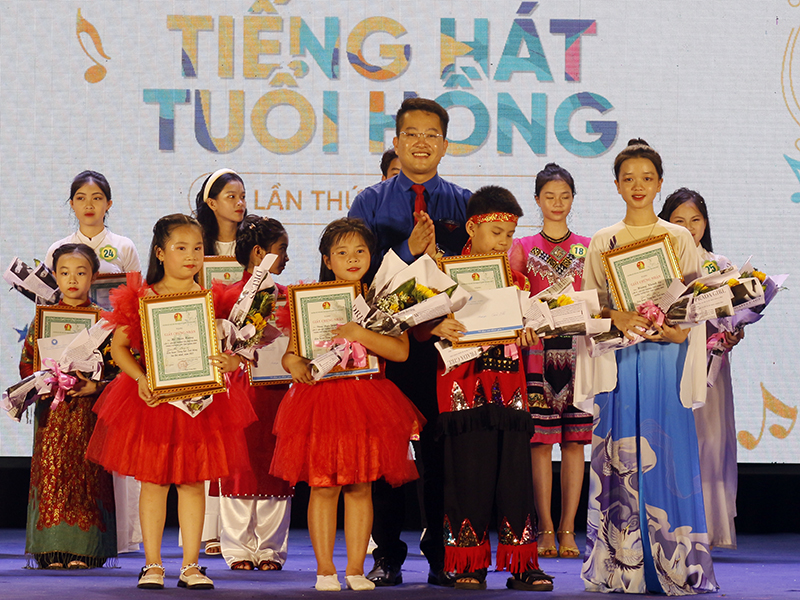 Trao giải nhì cho các tiết mục.