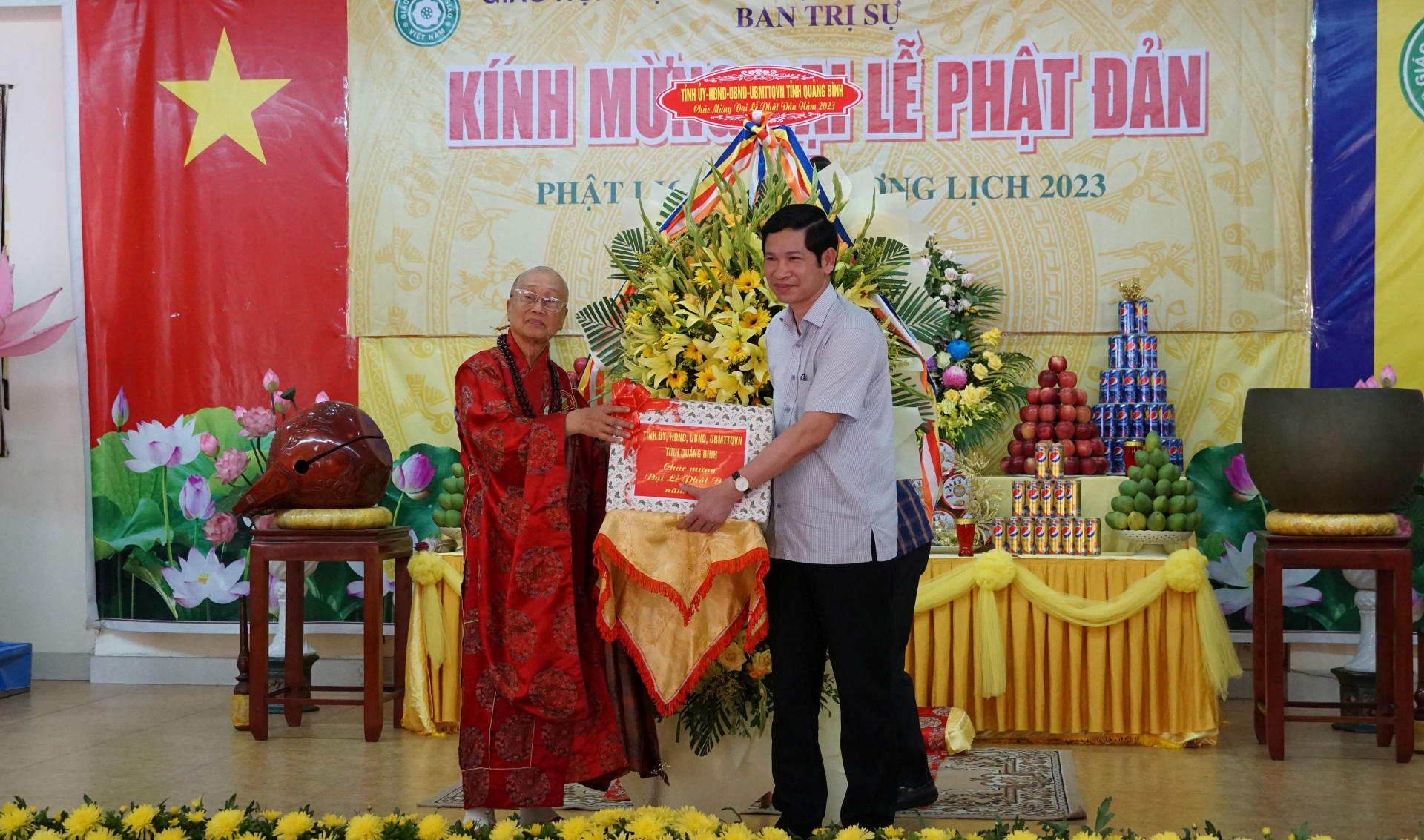 Đồng chí Phó Chủ tịch UBND tỉnh Hồ An Phong tặng hoa, quà chúc mừng Đại lễ Phật đản 2023 (Phật lịch 2567).