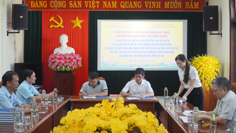 Đại diện lãnh đạo Sở KH-CN ký kết chuyển giao quyền sử dụng kết quả nghiên cứu khoa học cho đại diện lãnh đạo Bảo tàng tổng hợp tỉnh.