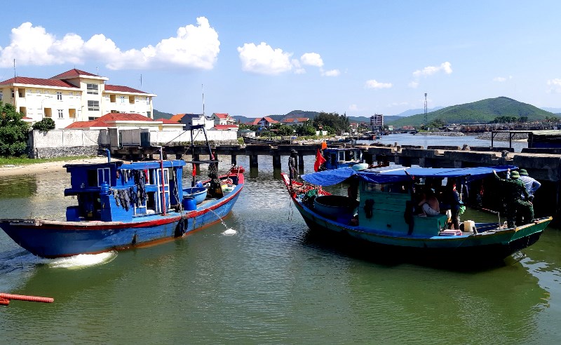 Các tàu cá vi phạm được đưa vào cầu cảng Hải đội 2, BĐBP tỉnh.