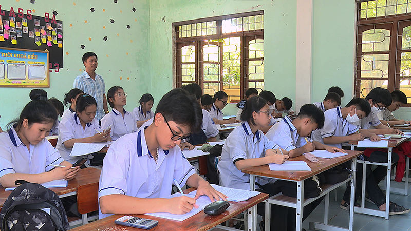 Nhiều trường học trên địa bàn TX. Ba Đồn đang tập trung ôn thi cho học sinh.