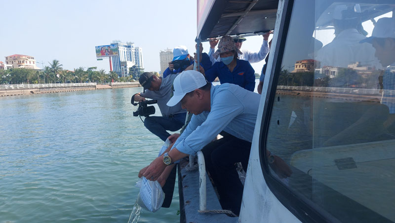 Các đại biểu thả giống tôm sú xuống cửa sông Nhật Lệ