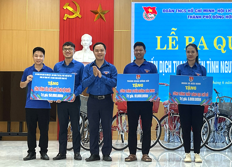 Thành đoàn Đồng Hới trao biển giao nhiệm vụ thực hiện các công trình thanh niên.