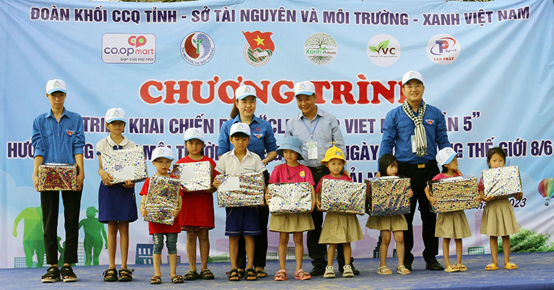 Tặng quà cho 10 học sinh có hoàn cảnh đặc biệt khó khăn.
