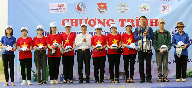 Trao quà cho các tình nguyện viên xuất sắc.
