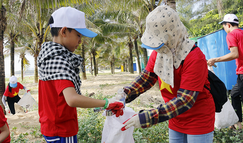 Nhiều em nhỏ tham gia nhặt rác, làm sạch bãi biển.