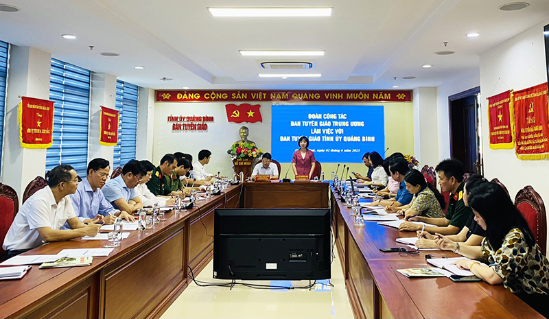 Quang cảnh buổi làm việc.