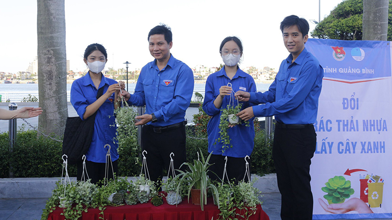 Mô hình “Đổi rác thải nhựa lấy cây xanh” của Tuổi trẻ Quảng Bình.