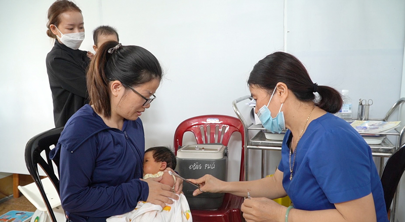 Trẻ dưới 1 tuổi được tiêm chủng đủ mũi, đúng lịch sẽ sản sinh ra miễn dịch đặc hiệu bảo vệ cơ thể không bị mắc các bệnh truyền nhiễm nguy hiểm.