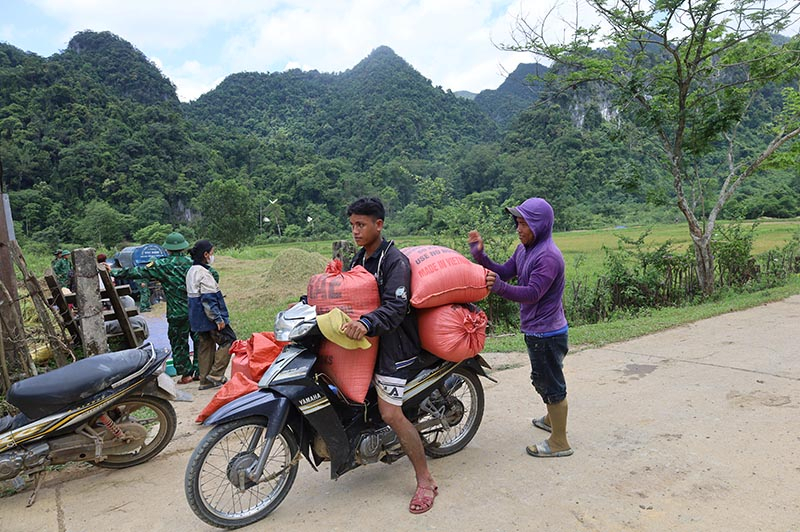 Đồng bào Rục ở bản Mò O Ồ Ồ thu hoạch lúa vụ đông-xuân.