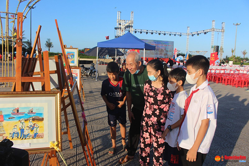 Khách tham quan triển lãm tranh mang chủ đề “Biển đảo, chủ quyền thiêng liêng của Tổ quốc”.