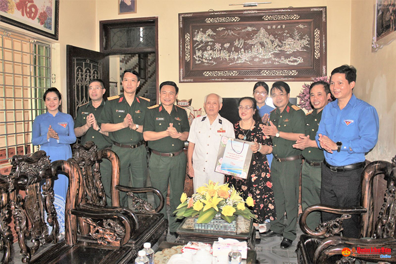 Hoạt động thăm hỏi, tặng quà cựu chiến binh đoàn tàu không số.