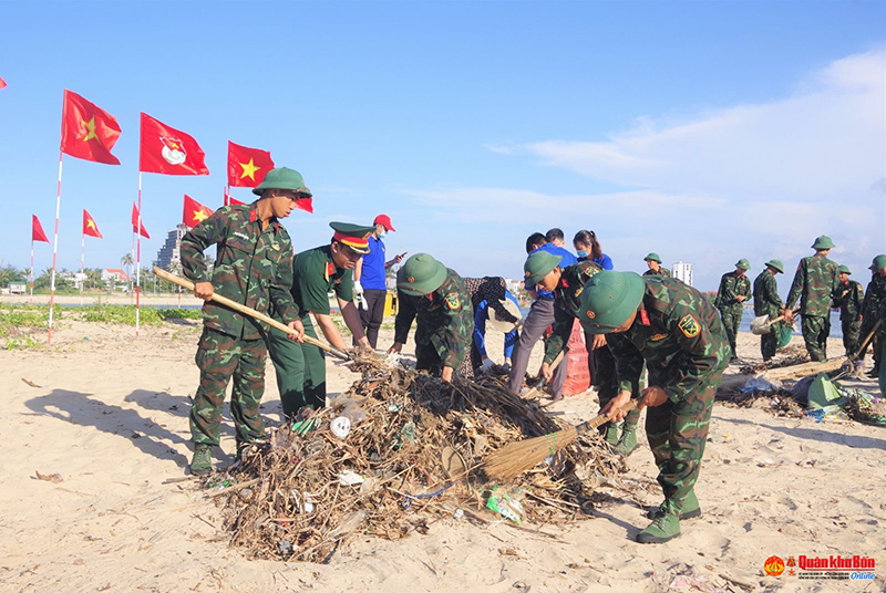 Đoàn viên thanh niên chung tay bảo vệ môi trường biển. Ảnh: HOÀNG CUỐI