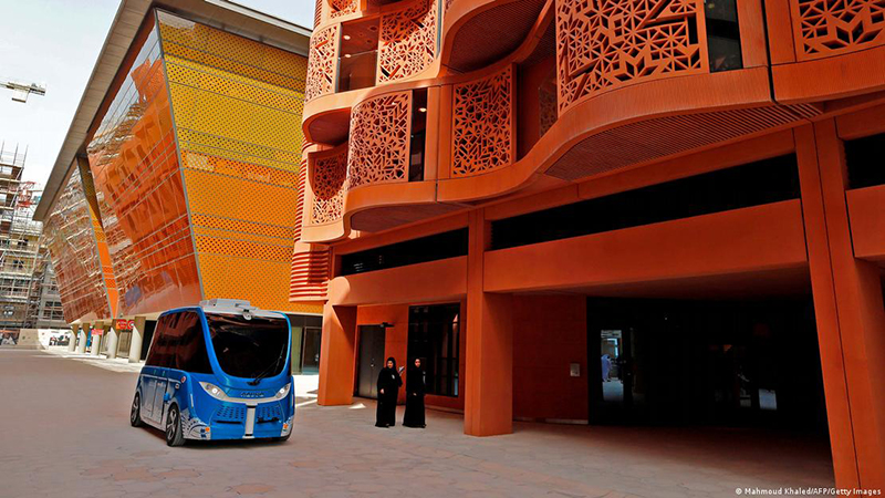 Tại Masdar City ở Abu Dhabi, các con phố được thiết kế để tận dụng bóng râm và gió. Ảnh: AFP