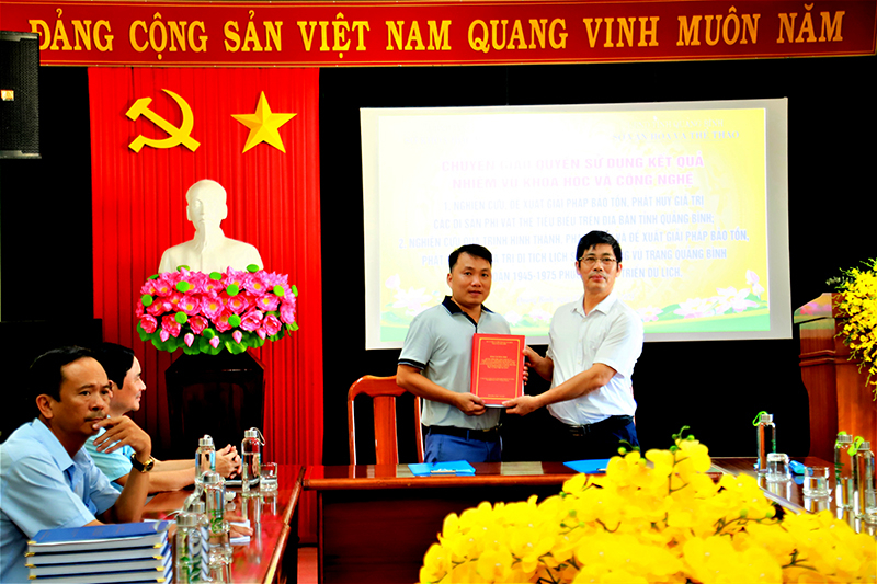 Đại diện Sở KH-CN chuyển giao hồ sơ cho Bảo tàng tỉnh.