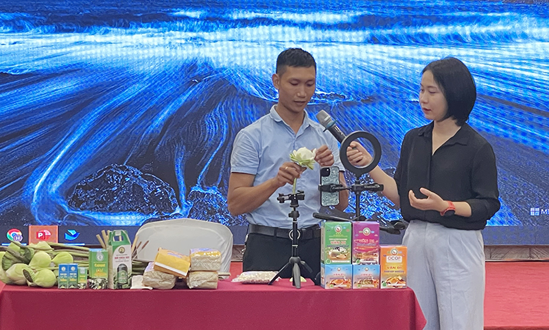 Các học viên được hướng dẫn, thực hành bán hàng qua livestream.