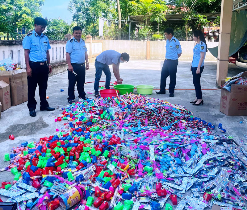Lực lượng QLTT giám sát tiêu hủy bánh, kẹo, thạch trái cây các loại không bảo đảm an toàn sử dụng.