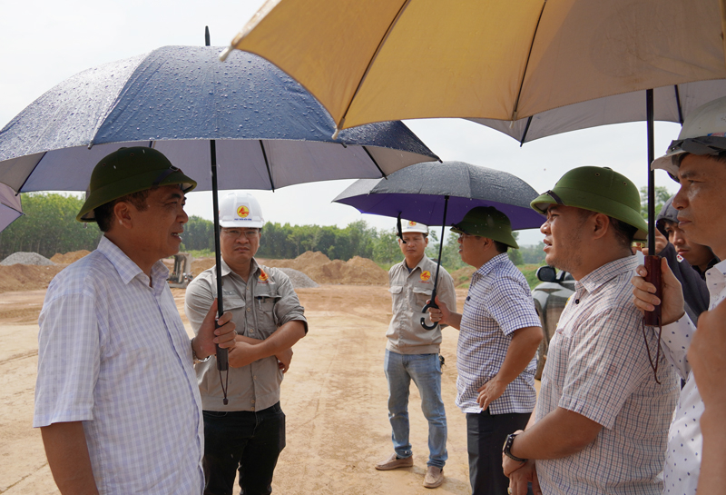 Đồng chí Phó Chủ tịch Thường trực UBND tỉnh Đoàn Ngọc Lâm kiểm tra thực địa tiến độ GPMB gói thầu XL-01, dự án Bùng-Vạn Ninh đoạn đi qua thị trấn Nông trường Việt Trung (Bố Trạch).