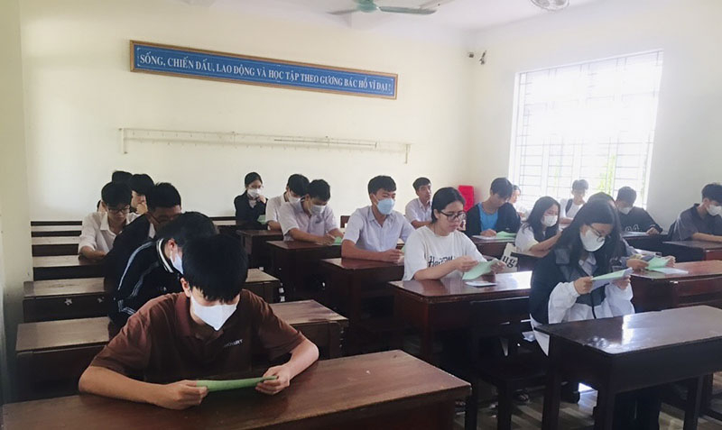Thí sinh rà soát thông tin, làm thủ tục dự thi tại điểm thi Trường THPT Đào Duy Từ. 