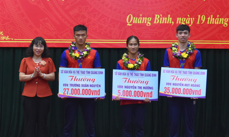 Các VĐV Quảng Bình tại buổi gặp mặt, khen thưởng thành tích SEA Games 32.