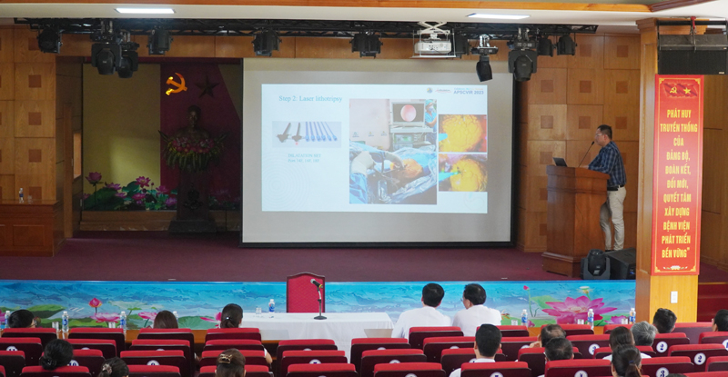 Ts.Bs Nguyễn Thái Bình (Bệnh viện Đại học Y Hà Nội) chia sẻ kinh nghiệm trong chẩn đoán và điều trị bệnh lý sỏi mật với đội ngũ y bác sĩ Bệnh viện hữu nghị Việt Nam-Cuba Đồng Hới.