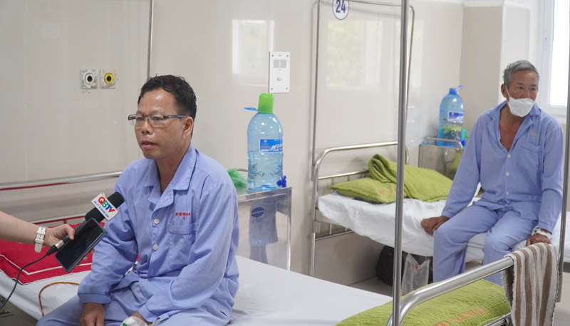  Sau 1 ngày được can thiệp tán sỏi mật qua da bệnh nhân đã hồi phục, vui vẻ trò chuyện và gửi lời cảm ơn đến các y bác sĩ.