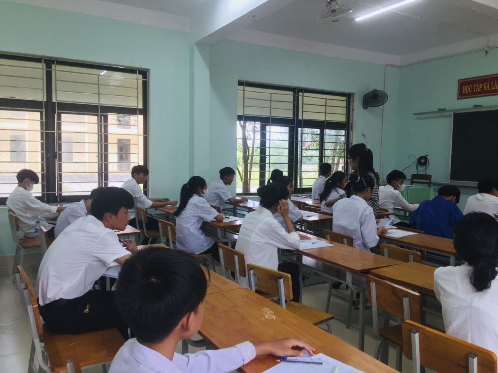 Thí sinh tại điểm thi Trường THPT Trần Hưng Đạo (Lệ Thủy) sà soát, đối chiếu các thông tin cần thiết trước khi bước vào phòng thi. 