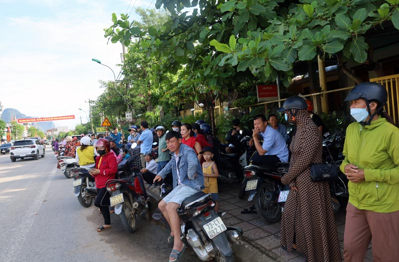 Các bậc phụ huynh huyện Minh Hóa hồi hộp chờ đợi các thí sinh ở ngoài khu vực thi.