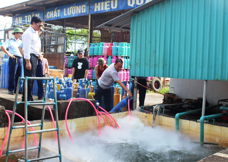 Dùng ống nối với miệng van, cho phần đầu ồng vào bể nước để xả khí cười vào bể nước, sau đó cắt tai, thân bình để không thể tái sử dụng đối với bình khí cười.