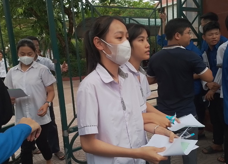 Các thí sinh tại điểm thi Trường THPT Đồng Hới hoàn thành buổi thi đầu tiên.