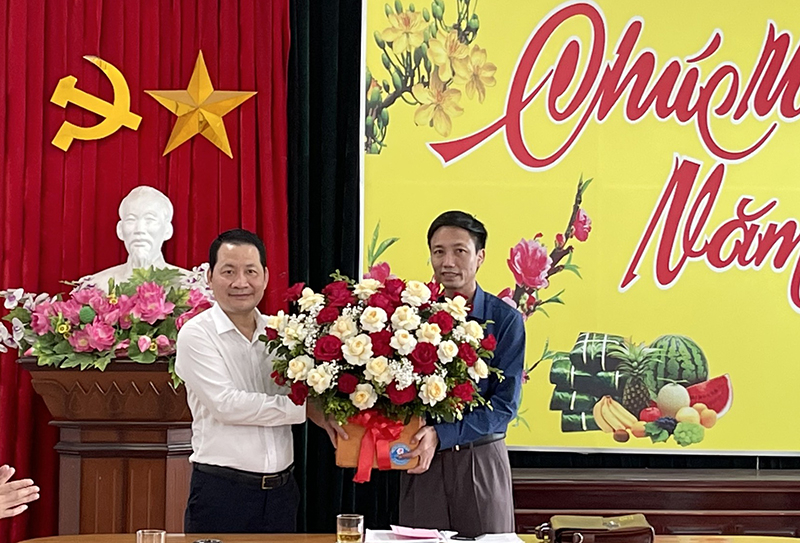Đại diện lãnh đạo TP. Đồng Hới tặng quà các điểm thi trên địa bàn.