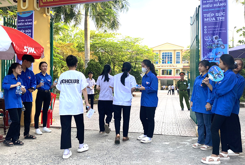 Đoàn viên thanh niên TP. Đồng Hới “tiếp sức mùa thi” tại các điểm thi trên địa bàn thành phố.