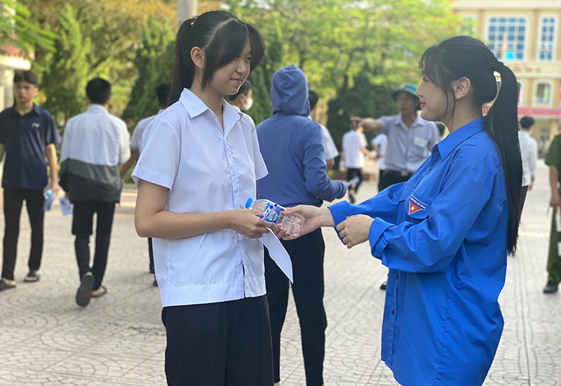 Lực lượng đoàn viên thanh niên TP. Đồng Hới “tiếp sức mùa thi” tại điểm thi Trường THPT Đồng Hới.