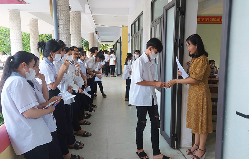 Các thí sinh vào dự thi.