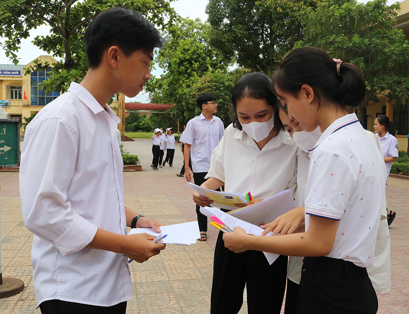 Thí sinh trao đổi bài thi sau buổi sáng ngày 7/6.
