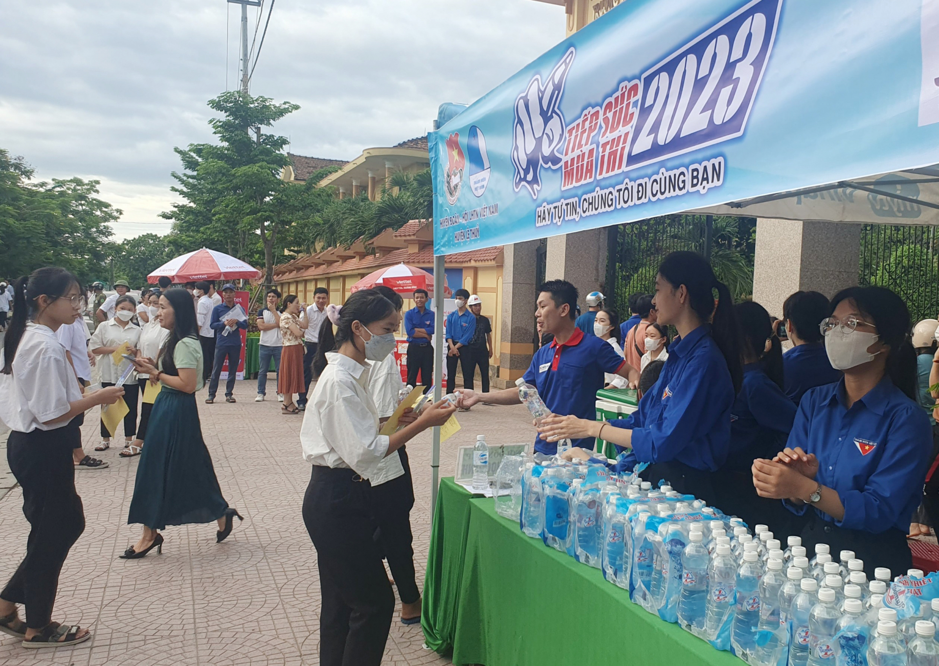 Đoàn viên, thanh niên tham gia “Tiếp sức mùa thi” cho các thí sinh.