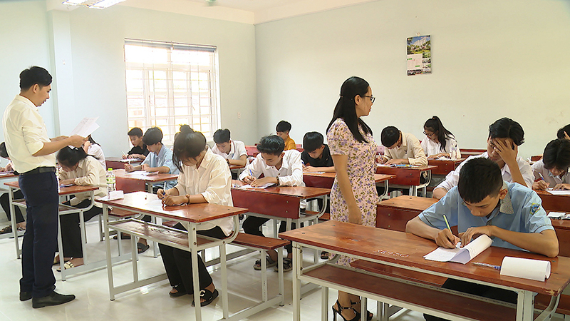 Các thí sinh được giám thị hướng dẫn thủ tục, nhắc lại quy chế trước khi thi.
