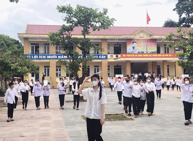 Các thi sinh hoàn tất môn thi đầu tiên.