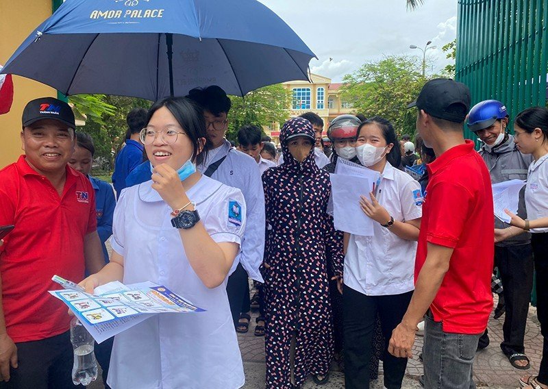 Các thí sinh TP. Đồng Hới vui vẻ khi hoàn thành các môn thi sáng 7/6.