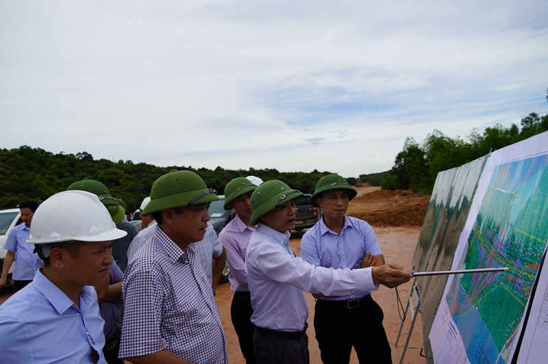 Đồng chí Phó Chủ tịch Thường trực UBND tỉnh Đoàn Ngọc Lâm kiểm tra thực địa tại nút giao Tiến-Châu-Văn, gói thầu XL-02, dự án Vũng Áng- Bùng đoạn đi qua huyện Quảng Trạch.