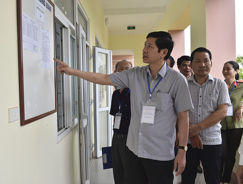 Đồng chí Hồ An Phong kiểm tra tại điểm thi Trường THPT Võ Nguyên Giáp