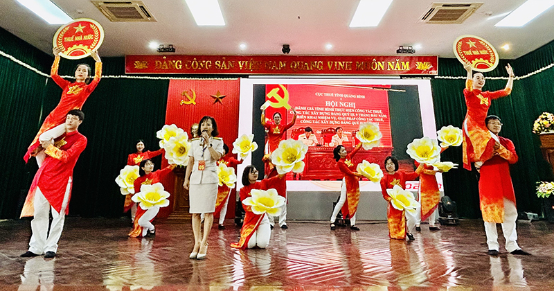 Các thí sinh tham gia phần thi màn chào hỏi.