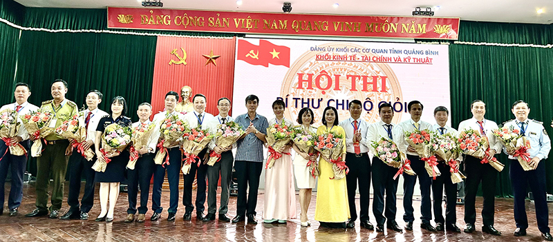 Ban Tổ chức tặng hoa cho các thí sinh tham gia hội thi.